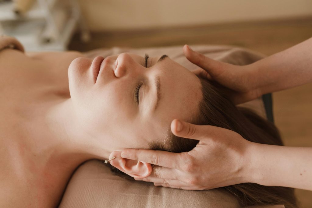 Psychologue Fontainebleau Intelligence émotionnelle Fontainebleau Massage bien-être Fontainebleau Praticienne bien-être Fontainebleau Kinésiologie Fontainebleau Hypnose Fontainebleau Techniques psycho-énergétiques Fontainebleau Atelier relaxation sonore Fontainebleau Aromathérapie Fontainebleau Fleurs de Bach Fontainebleau Lithothérapie Fontainebleau les cheminsdubienetre